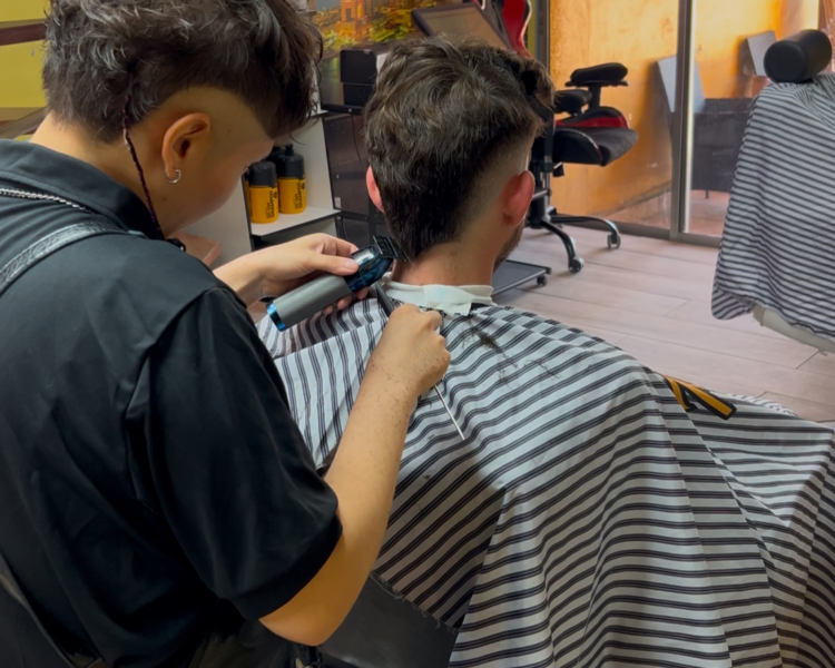 Esencial_C: Corte de Cabello + Asesoría + Perfilado de Cejas O Lavado + Aplicación de Productos