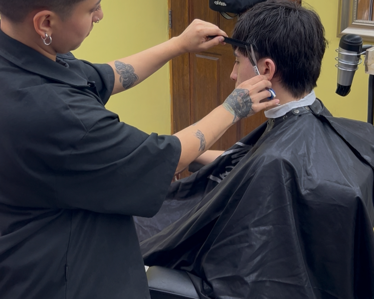 Esencial_T: Corte a Tijeras + Asesoría + Perfilado de Cejas o Lavado + Aplicación de Productos