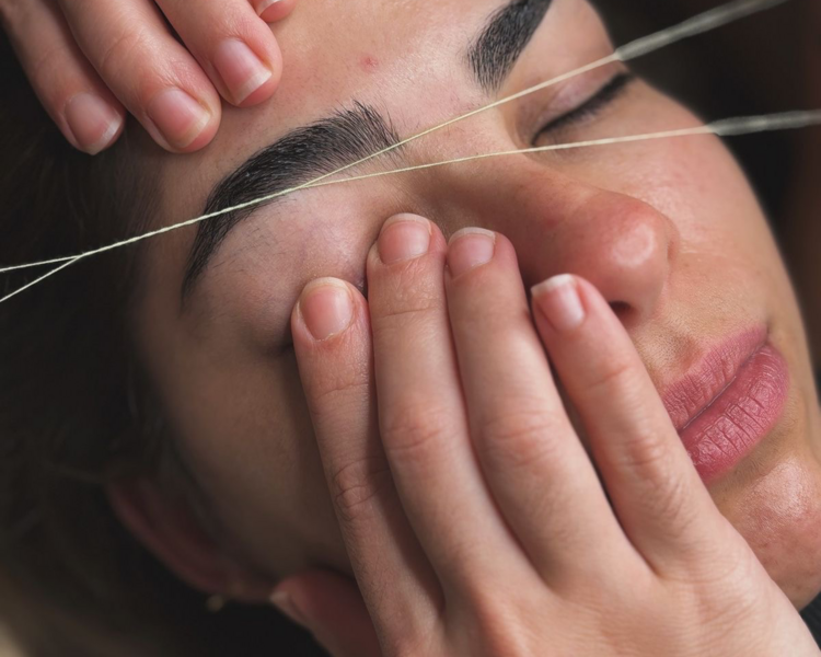 Diseño y perfilado de cejas con hilo o pincita 