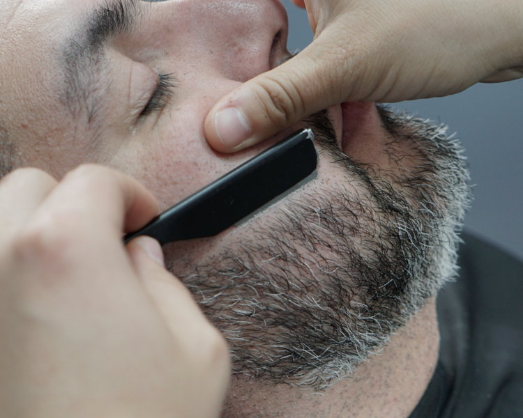Corte de cabello, lavado y barba con toalla caliente