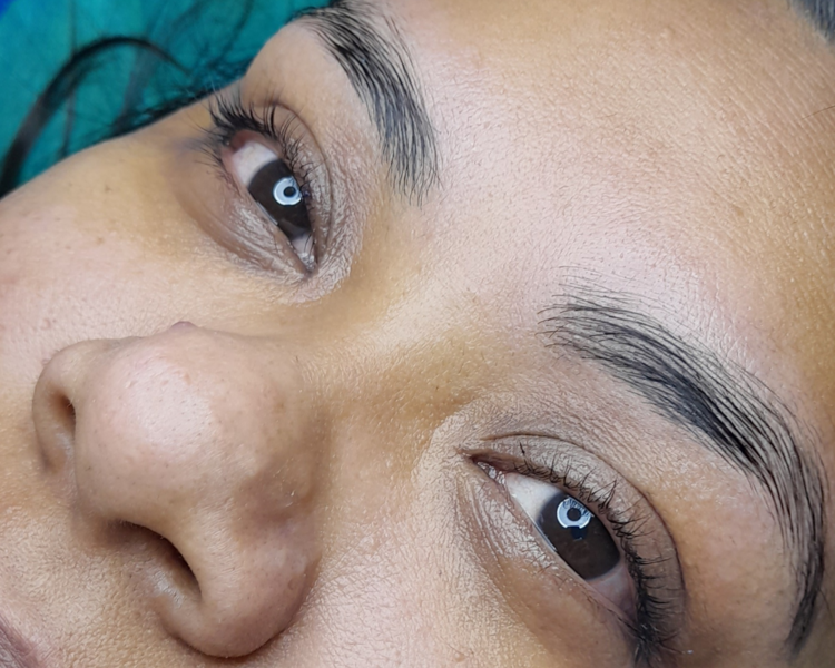 Laminado de cejas con diseño y perfilado