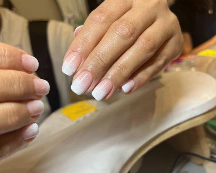 Manicure Esmaltado Permanente + Francesa o Degradé 