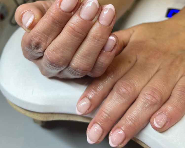 Manicure Esmaltado Permanente con Retiro y Francesa o Degradé