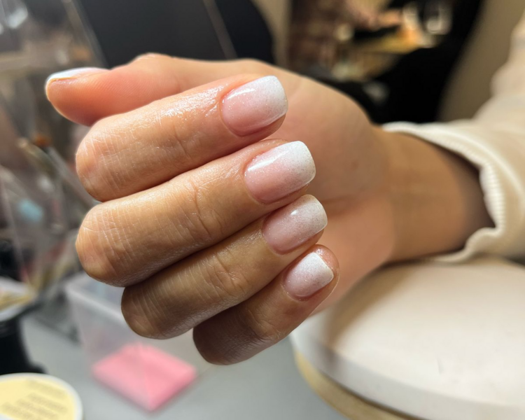 PROMO MIERCOLES Y JUEVES Manicure Esmaltado Permanente con Francesa o Degradé