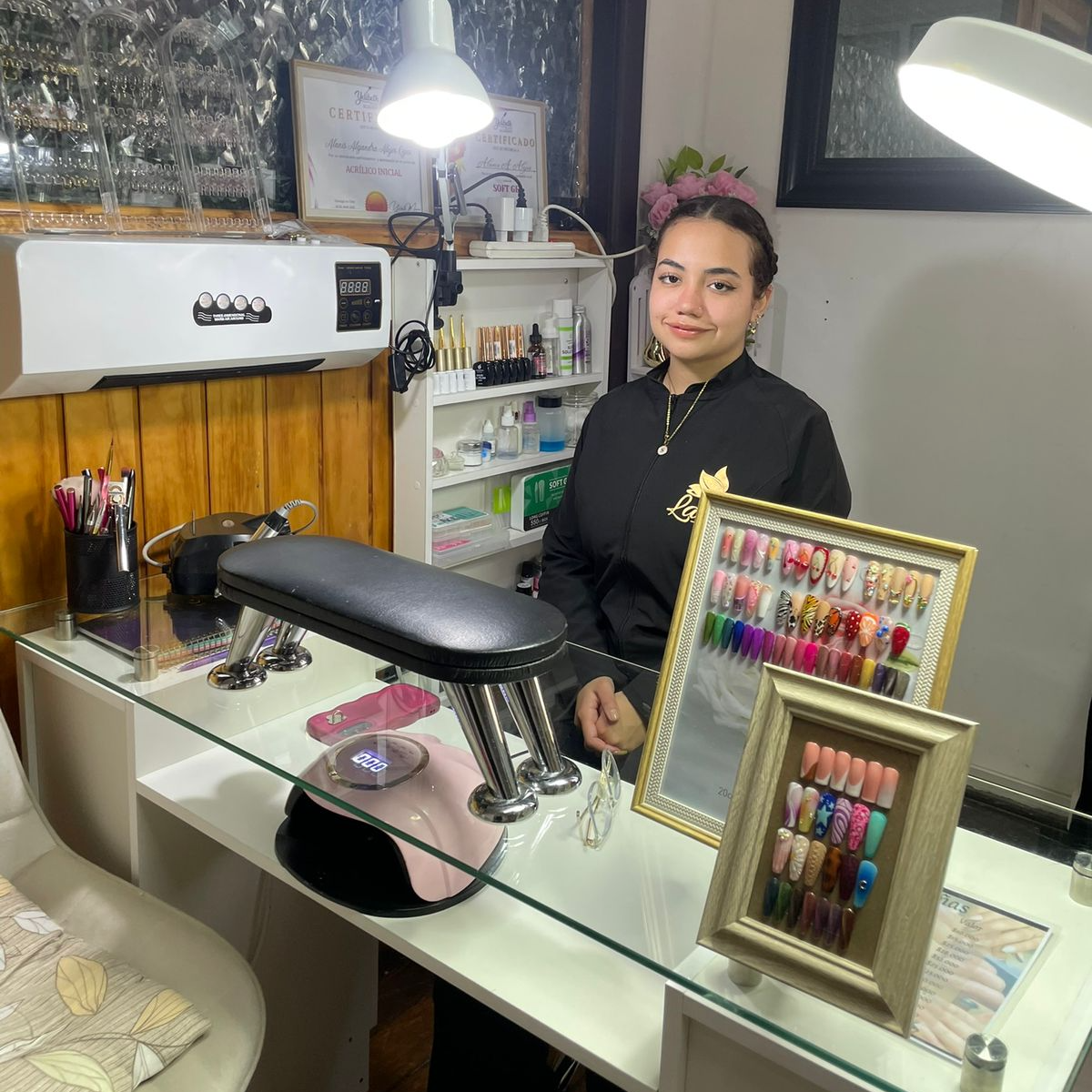 Manicurista Alanis Alejos