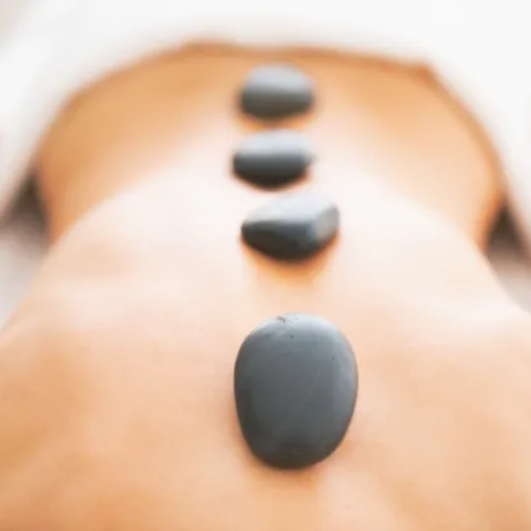 Masaje con piedras calientes 