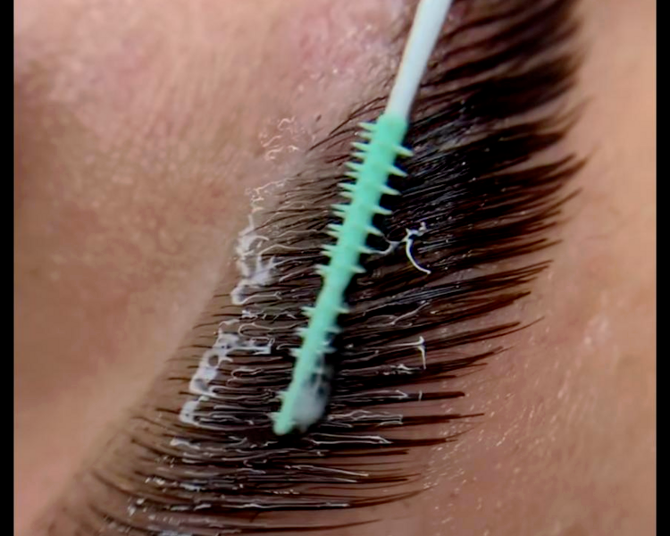 CON LUZZA LAMINADO DE CEJAS CON TINTE + LIFTING DE PESTAÑAS 