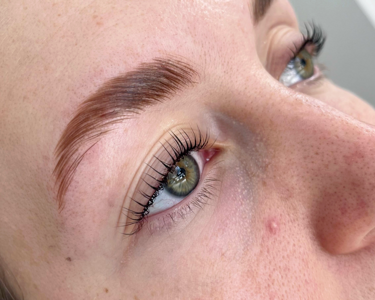 LAMINADO DE CEJAS CON TINTE + LIFTING DE PESTAÑAS 