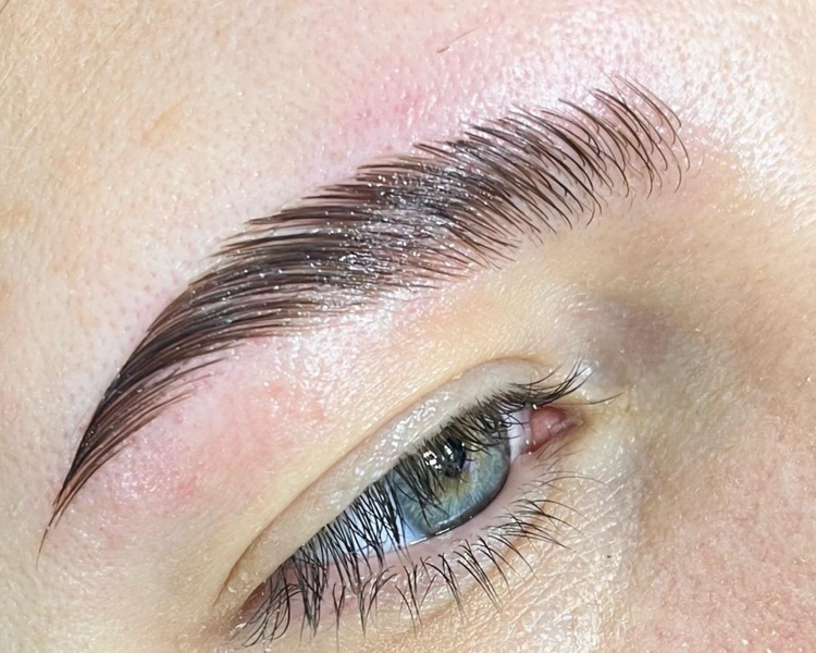 LAMINADO DE CEJAS CON TINTE + LIFTING DE PESTAÑAS 