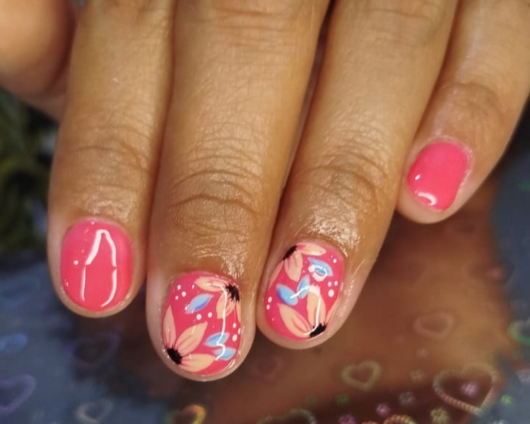 Estetica de Manos con Esmaltado Semipermanente