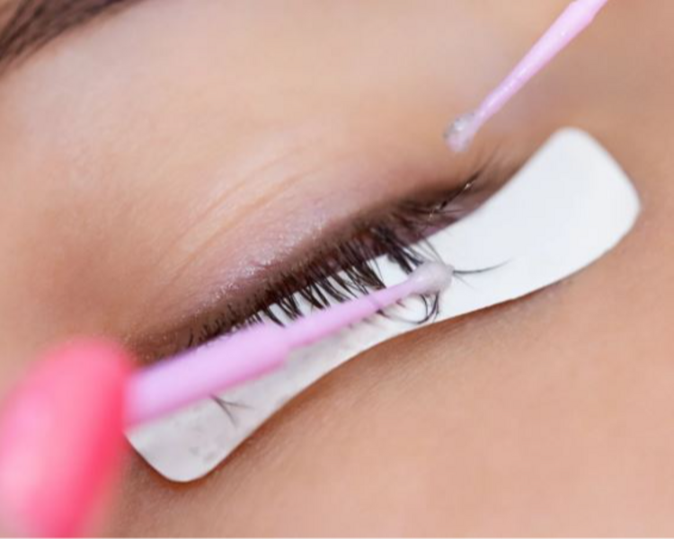Retiro de extensiones de pestañas (de otro salon)