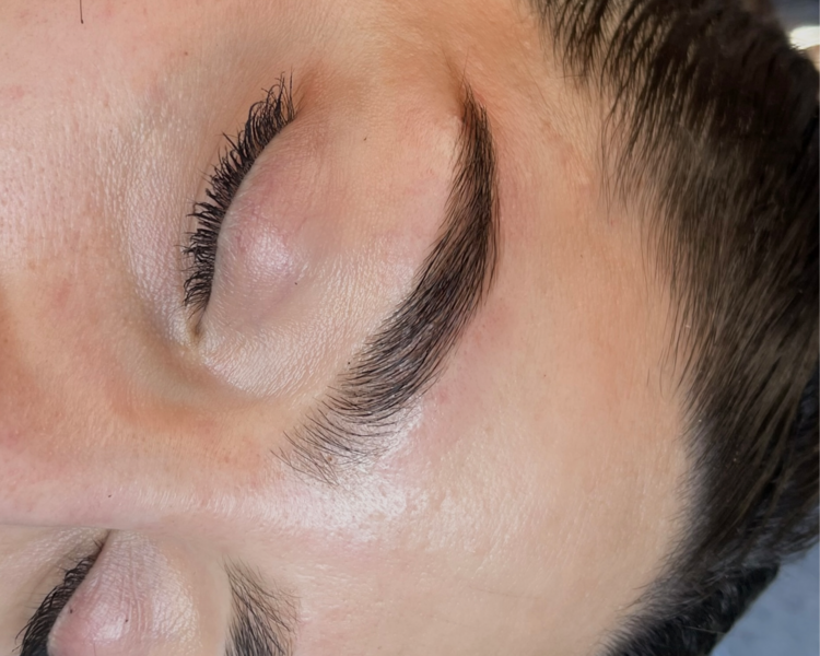 Diseño, perfilado (con hilo) y tinte de cejas (Válido para hombres y mujeres)