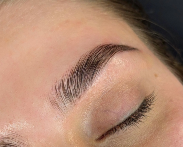 (PROMOCIÓN) Laminado de Cejas + Diseño, Perfilado con cera y Tinte de Cejas (Depilación de bozo GRATIS)
