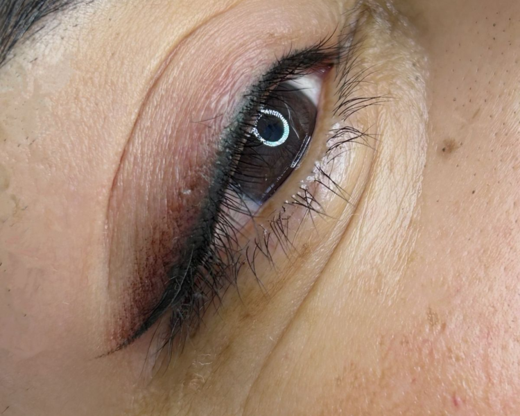 Delineado de Ojos Primera Sesion Por Staff