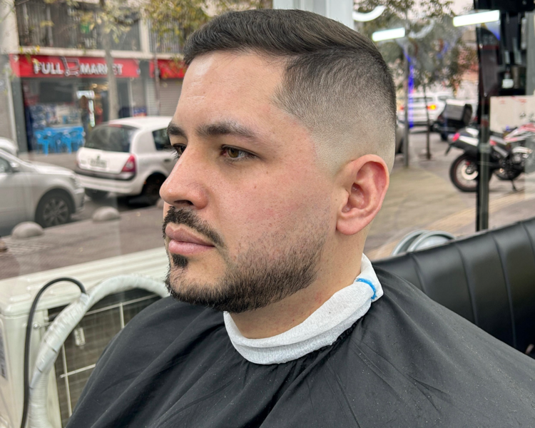 Corte de cabello degradado y barba 