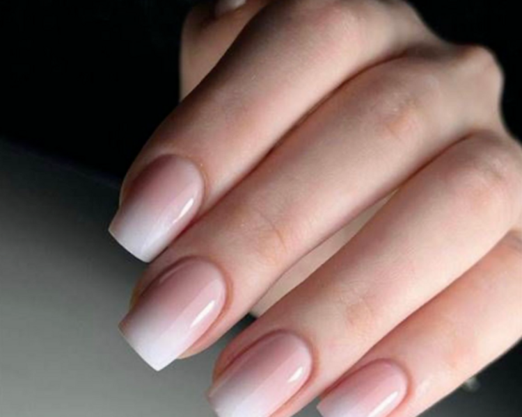 Manicuría semi con Baby Boomer