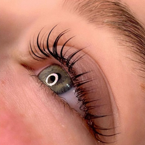 combo diseño perfilado de cejas + lifting de pestañas 