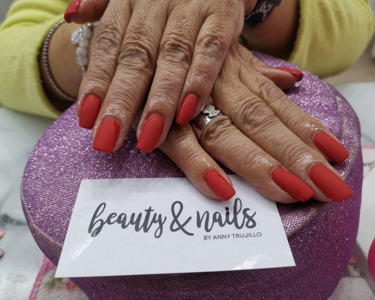 Gelish liso PROMOCIÓN manos (lunes a jueves de 11:00am a 3:30)