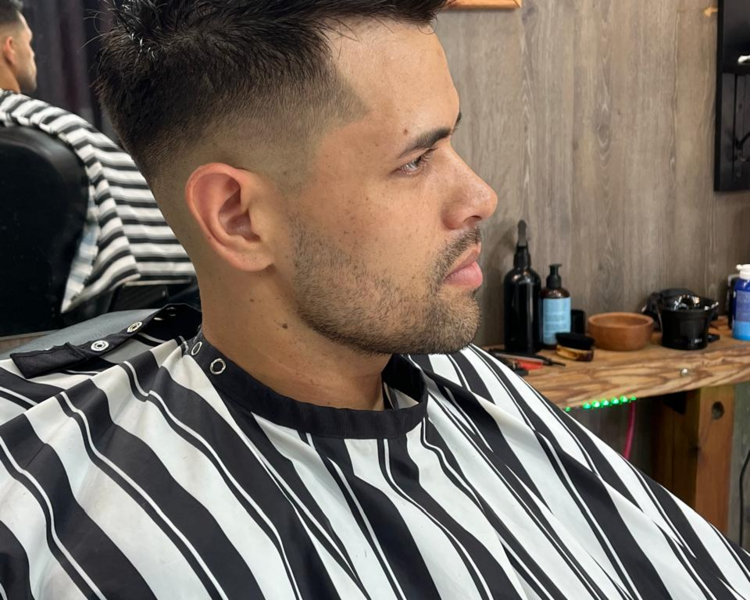 Corte de pelo y arreglo de barba. (precio en efectivo)
