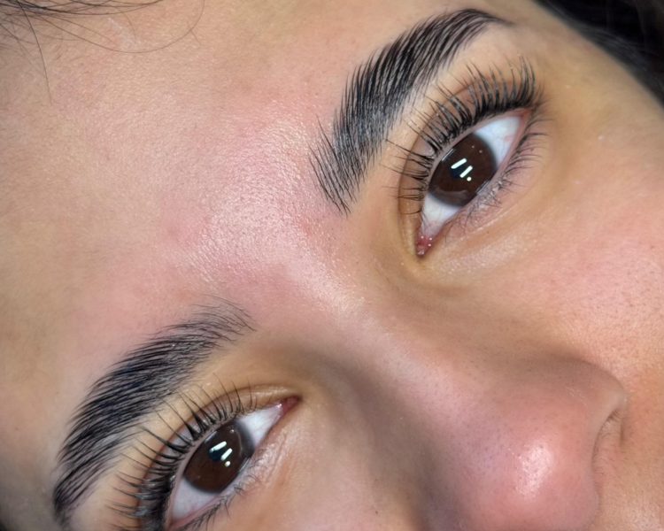 Laminado + perfilado de cejas + doble hidratación (botox y keratina) 