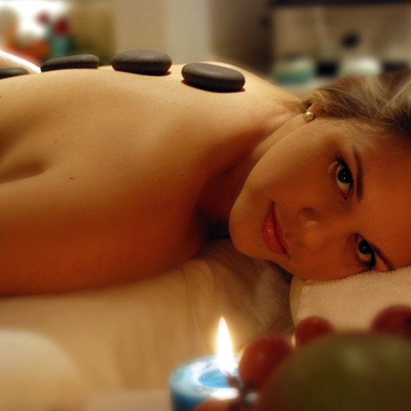 ⭐Plan Tropical: Masaje relajante con piedras volcánicas + Mascarilla facial + Porción de frutas - 5107  duracion tota del servicio: 1 hora y 45   minutos mas 15 minutos para arreglo de cabina