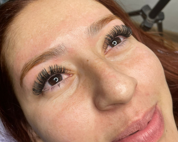 Extensiones de Pestañas: Efecto Rímel Definido