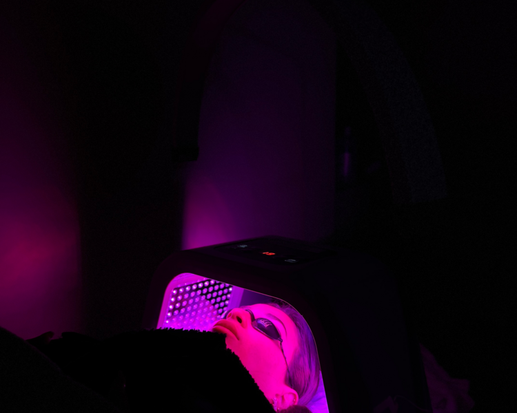 LIMPIEZA FACIAL PROFUNDA + APARATOLOGIA +VITAMINAS 