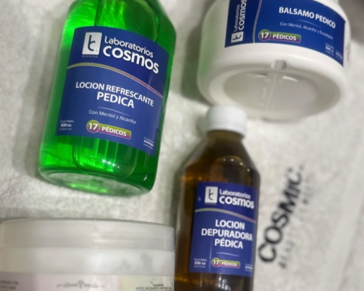 Spa de pies con esmaltado semipermantente liso (incluye retiro de Cosmic) 