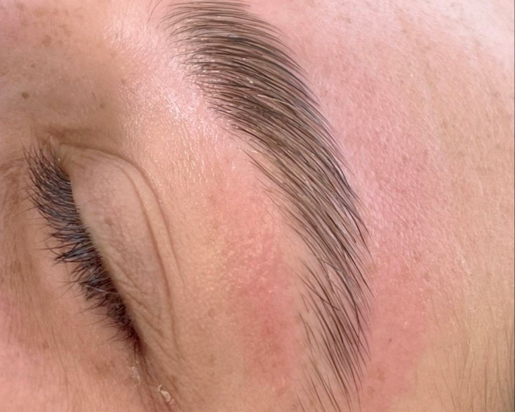 Laminado de cejas (incluye diseño y perfilado de cejas)