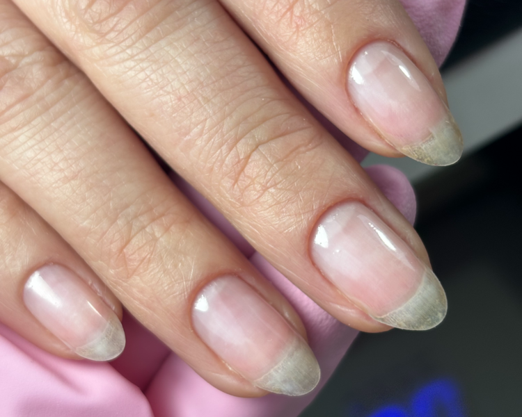 Retiro de extenciones de uñas y limpieza de cutículas 