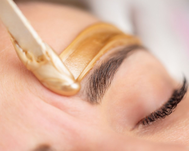 Perfilado de cejas con cera