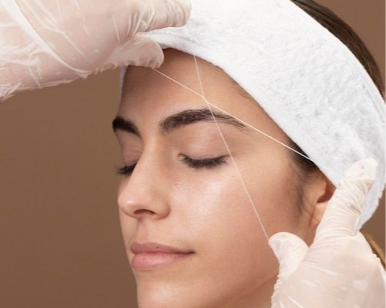 Epilación de cejas con hilo