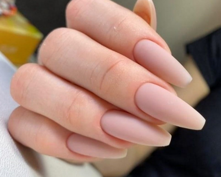 Uñas esculpidas (estructuras largas)