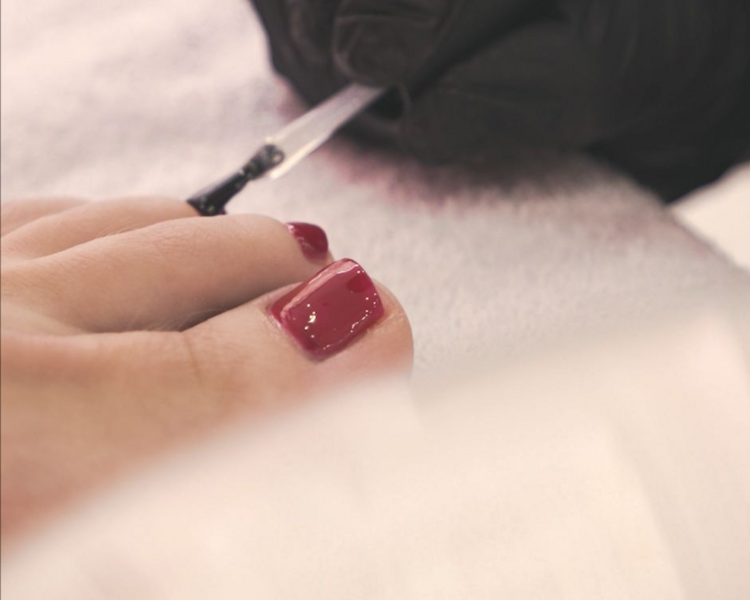 Pedicuria con Esmaltado Semipermanente