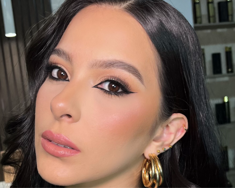 MAQUILLAJE Y PEINADO SHARON