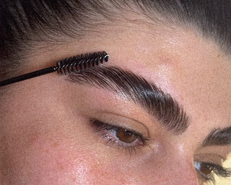 Laminado de cejas con Maca