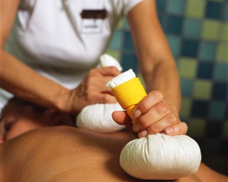 Masaje con Pindas Aromáticas (Sesión de 60 minutos)