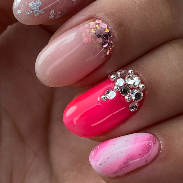 Diseños con Strass y stickers simples en dos uñas.