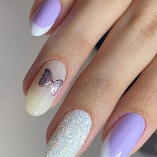 Diseños con Strass y stickers simples en dos uñas.