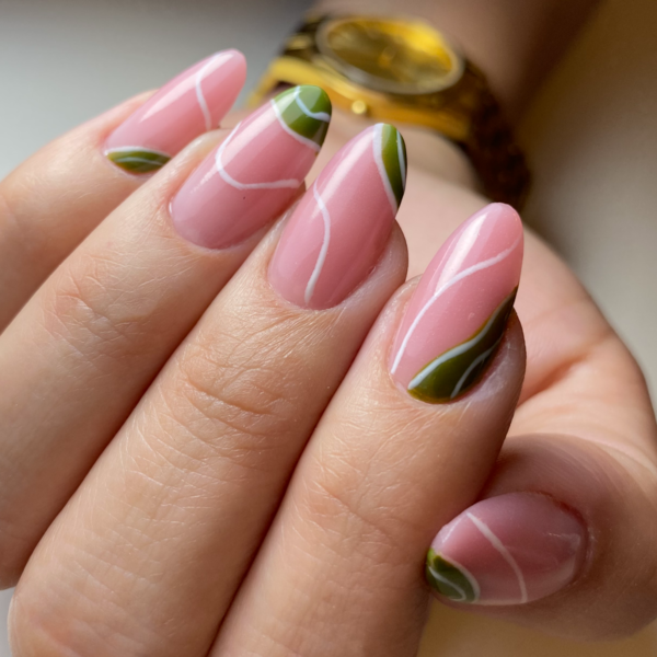 Esculpidas en Polygel con esmaltado semipermanente.