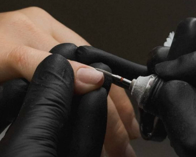 BELLEZA DE MANOS CON ESMALTADO