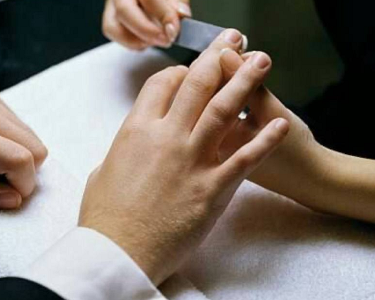 MANICURÍA MASCULINA SIN ESMALTADO