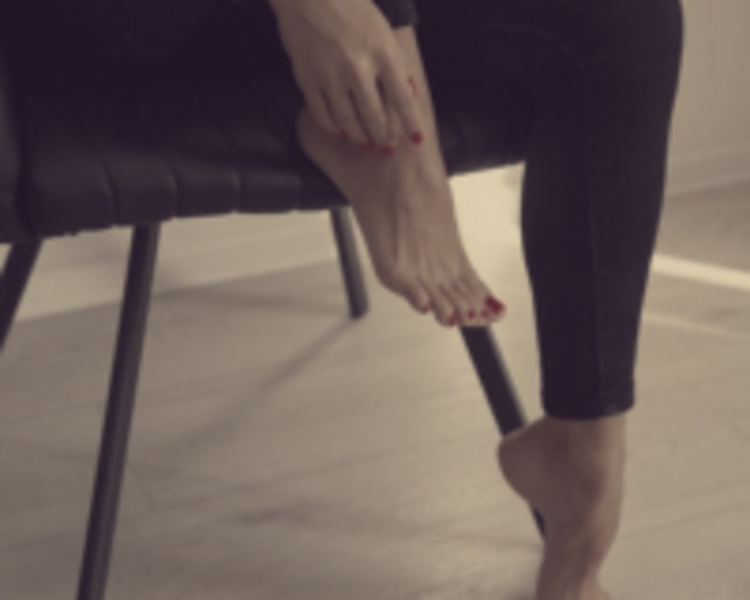 Pedicuria con Esmaltado Semipermanente 