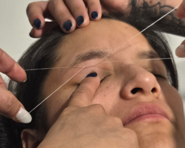 Perfilado de Cejas con Hilo