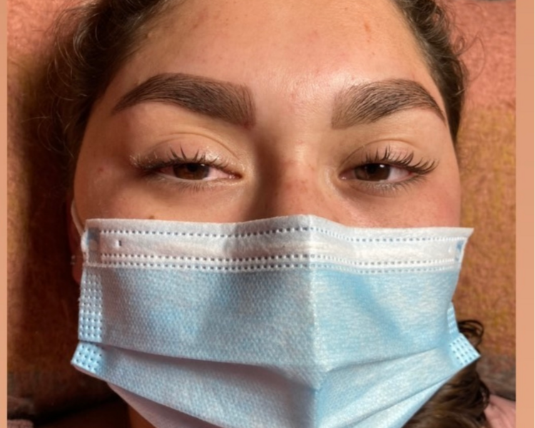 Perfilado de cejas con tinte