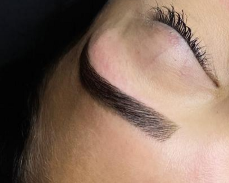 Perfilado de cejas con henna