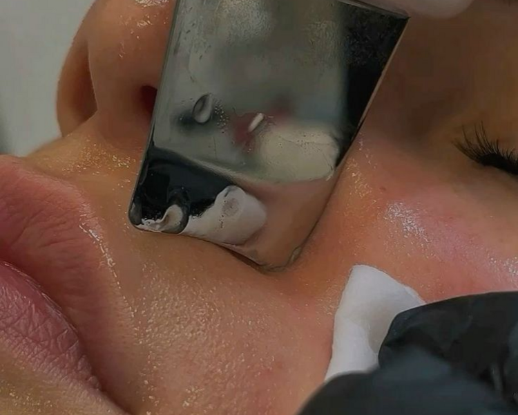 Limpieza facial con extracción y aparatología