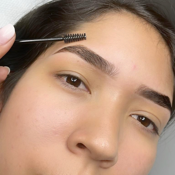 Diseño de cejas, depilación con cera, pinzas y Pigmento