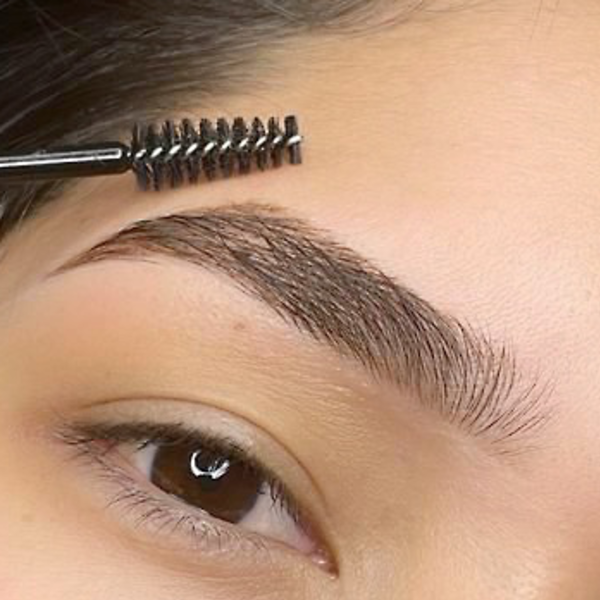 Diseño de cejas, depilación con Hilo y Pigmento