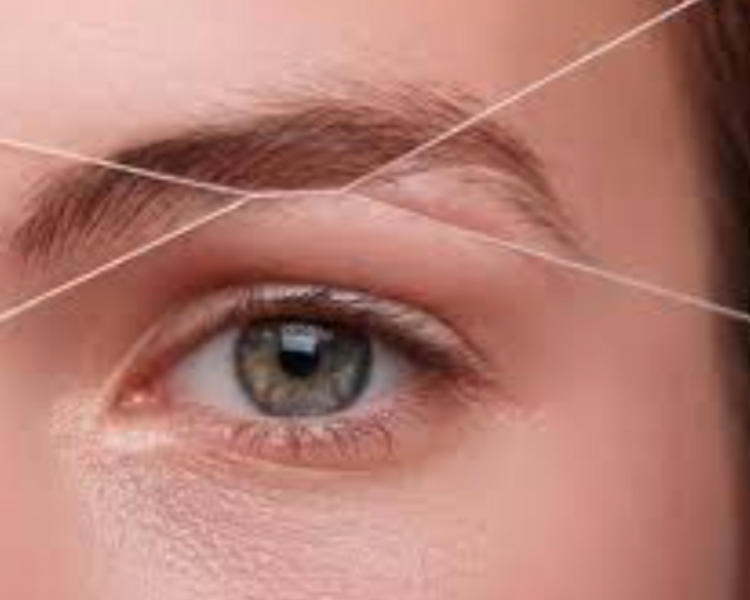 Depilacion con hilo de cejas